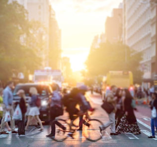 STEP verzamelt gegevens die vergaard worden door voertuigen, overheden, wegbeheerders en en zogenoemde ‘mobility service providers‘. In principe kunnen zij hun data kosteloos en geautomatiseerd (via een open API) aanleveren. Het Vodafone-platform verdeelt de relevante gegevens (zoals wegafsluitingen of tijdelijke aanwijzingen op matrixborden) op zijn beurt weer onder voertuigen op weg naar naar of op de betreffende locaties. Verder werkt de operator samen met aanbieders van kaartinformatie en navigatie-applicaties. Op de langere termijn wil Vodafone er ook nog ‘real-time’ informatie bijvoegen, zodat bijvoorbeeld een vrachtwagenchauffeur kan worden gewaarschuwd als er voetgangers of fietsers in de nabijheid zijn. Het is onduidelijk wat het uiteindelijke verdienmodel achter STEP zal zijn. Het Britse bedrijf hult zich daar vooralsnog over in stilzwijgen.